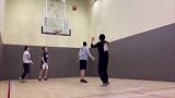 杰伦和好友刘畊宏一起打篮球 运球投篮一气呵成