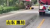 洒水车精准关水避让商贩，一路上没有溅到任何人