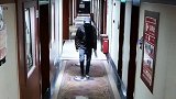 男子宾馆打劫女网友 为争取逃跑时间脱光对方衣服