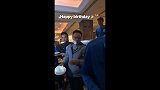 富力全队澳大利亚为他庆生 广东足球先生被抹一脸的蛋糕