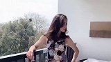 55岁李若彤晒工作美照 清新素雅看不出岁月痕迹