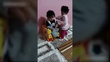 萌宝，你们怎么还因为一个座位打起来了，快看妈妈来了！