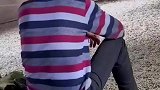 养蚕人收集桑叶，喂养上万条蚕