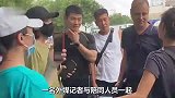 德国记者街头采访，专挑塌方的地方现场直播，郑州大爷忍不了了
