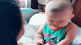 姐姐没事就爱逗弟弟，结果把弟弟逗急眼了，这表情也太可爱了