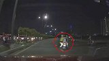 越南：一警察为追逃罚单骑手，被挂在行驶的摩托车上拖行