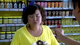 一情侣来超市试吃，把超市当成自家的了，搞得超市员工一脸无奈