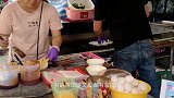简陋的小吃摊卖各种馅料的蛋饼，花样超级多，每一种都很美味