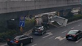 浙江一货车“怼”上限高杆 车厢瞬间解体