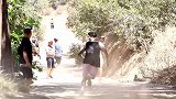 狮子来了搞笑，我跑得比兔子还快，正好合个影