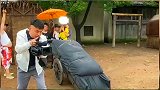 只要我动作够快，假发就追不上我！我笑了