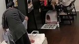 饭后妻子窝在沙发上睡着了