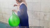 有趣的外国夫妇,老伴儿恶搞老头,看老头全程的反应,逗笑网友