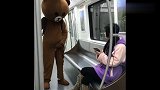 网红熊真是奇葩，地铁上竟把小姐姐鞋子脱了，不过下一秒就看笑了