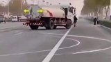 蛇形走位的洒水车，遇车辆又准确躲避
