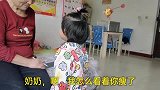 爸爸终于回家了，萌娃既关心爸爸又心疼奶奶瘦了，小嘴一刻也不停