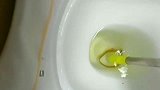 大金镯子掉马桶里，看到媳妇生无可恋的表情，我想笑也不敢笑！