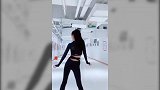 俏皮可爱的黑色紧身装 这样的小姐姐你们稀罕不?