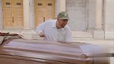国外恶搞：流浪汉途经棺材，竟然偷窃尸体的衣物穿，太可怕了
