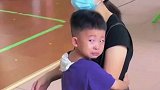 新生开学第一天，老师手忙脚乱小朋友哭得稀里哗啦