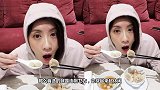 贾静雯的减龄穿搭太少女！丸子头配上针织衫，女人味十足