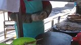 本想在街边买个菜煎饼，哪料连鸡蛋都冻成性了，今年果真是寒冬！