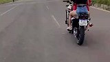 摩托车的特技表演，那么他的后座你敢坐吗