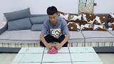 姐姐拿棉花糖骗弟弟，棉花糖竟是砂泥做的，太逗了