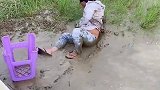 倒霉蛋钓鱼掉水里了