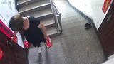 男子扮成女子进小区，用准备好的工具，挨家挨户开锁，监控曝光！