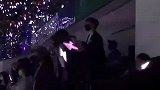 笑死了哈哈哈哈哈哈哈网友说INTO1蹦迪比鞠躬都整齐