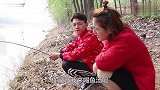光棍带着小寡妇去钓鱼，寡妇说了一句话，光棍钓了6个小时