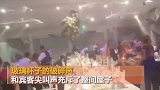 暴风雨袭击婚礼现场，强风吹进屋内物品乱飞