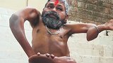 怪病使印度牧师身体扭曲，却因此成为神灵化身