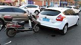 电动车撞上等红灯的汽车，骑车人受伤住院，法院判决让车主无奈！
