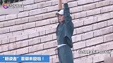 46岁董卿元气活泼气质佳！操场压腿跑步身姿轻盈，教室
