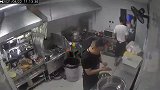 高压锅爆炸，男子与“毁容”擦肩而过，监控拍下惊险的一幕！