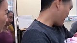 爸爸和新生儿宝宝的第一次见面，笑得傻里傻气的，发自内心的幸福