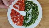 米粉加入剁辣椒，瞬间成为一道快失传的传统美食，很多人没见过