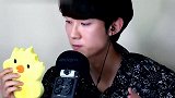 看看韩国帅气的小伙，怎么吃一个漂亮的棉花糖