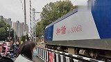 武汉最憋屈的小区，离铁路2米，每天几十辆火车经过睡得着吗？