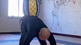 男子穿上130斤的铁衣，实现“刀枪不入”，高手在人间啊