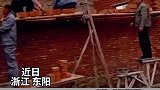 独居老人独自砌砖，一群工友看到后免费帮忙