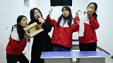 老师让学生表演“摇花手”，摇的好老师有奖励！没想是手工百合花
