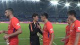 李霄鹏赛后与队员一一握手 表情严肃鼓励队员