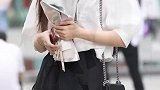 治愈系女生，笑容太美了，跟我打卡最红地标