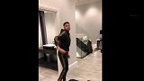 自带特效！林加德掷飞镖骚操作直中靶心 队友嗨翻林氏庆祝加持