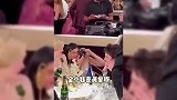 2025金球奖高甜情侣档：甜茶金小妹又坐一起，赛琳娜带未婚夫出席