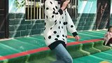 最近这位小姐姐火了，牛仔裤搭配长袖，笑容甜美！