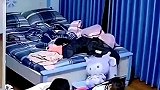 写作业至凌晨妹妹睡着了，两个哥哥将妹妹抱到床上暖心盖上被子